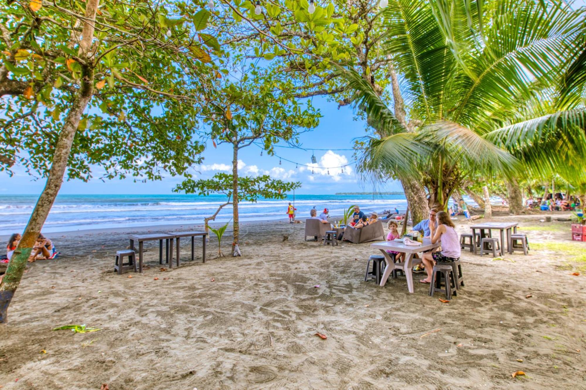 Atlantida Lodge Cahuita Exterior photo