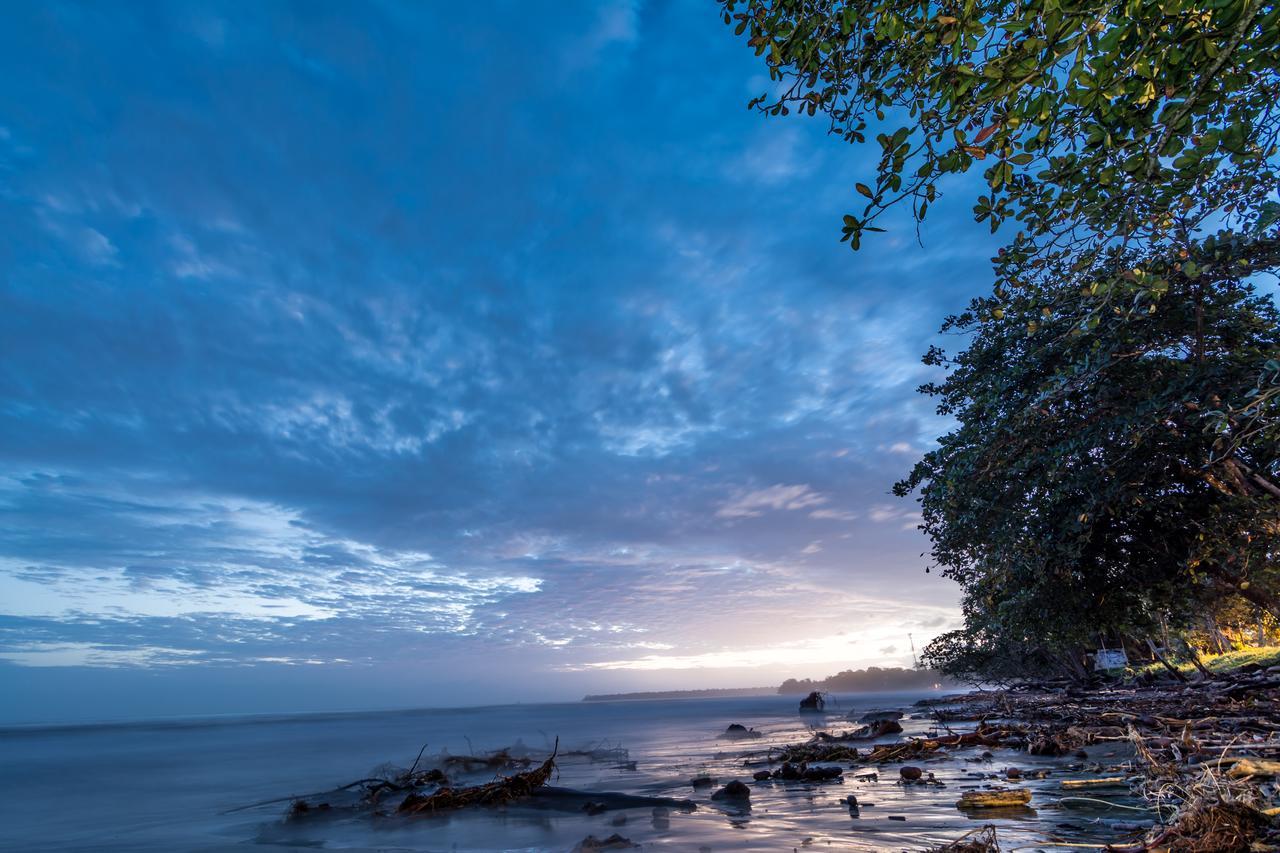 Atlantida Lodge Cahuita Exterior photo