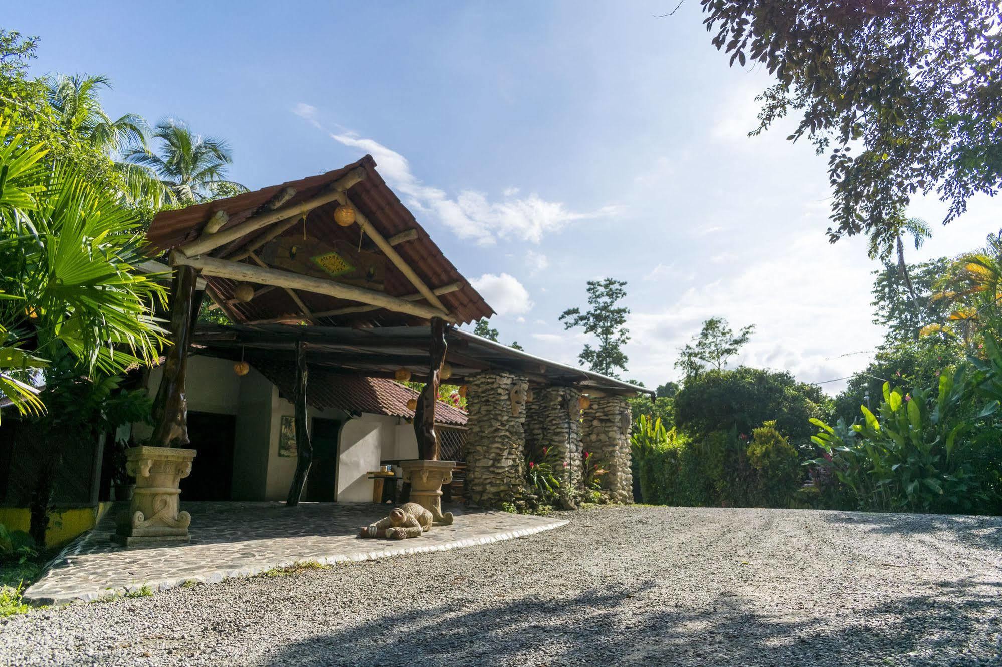 Atlantida Lodge Cahuita Exterior photo